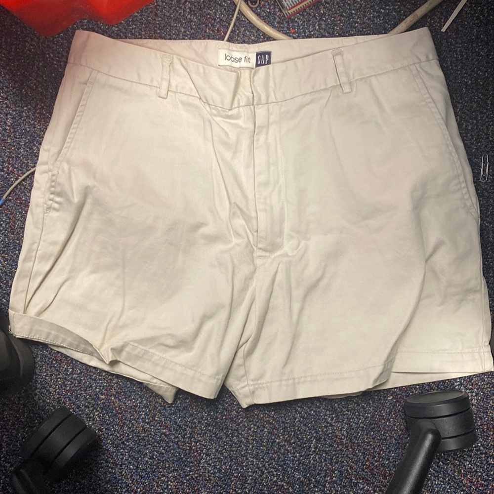 Kaki GAP Shorts with button, zipper and pockets